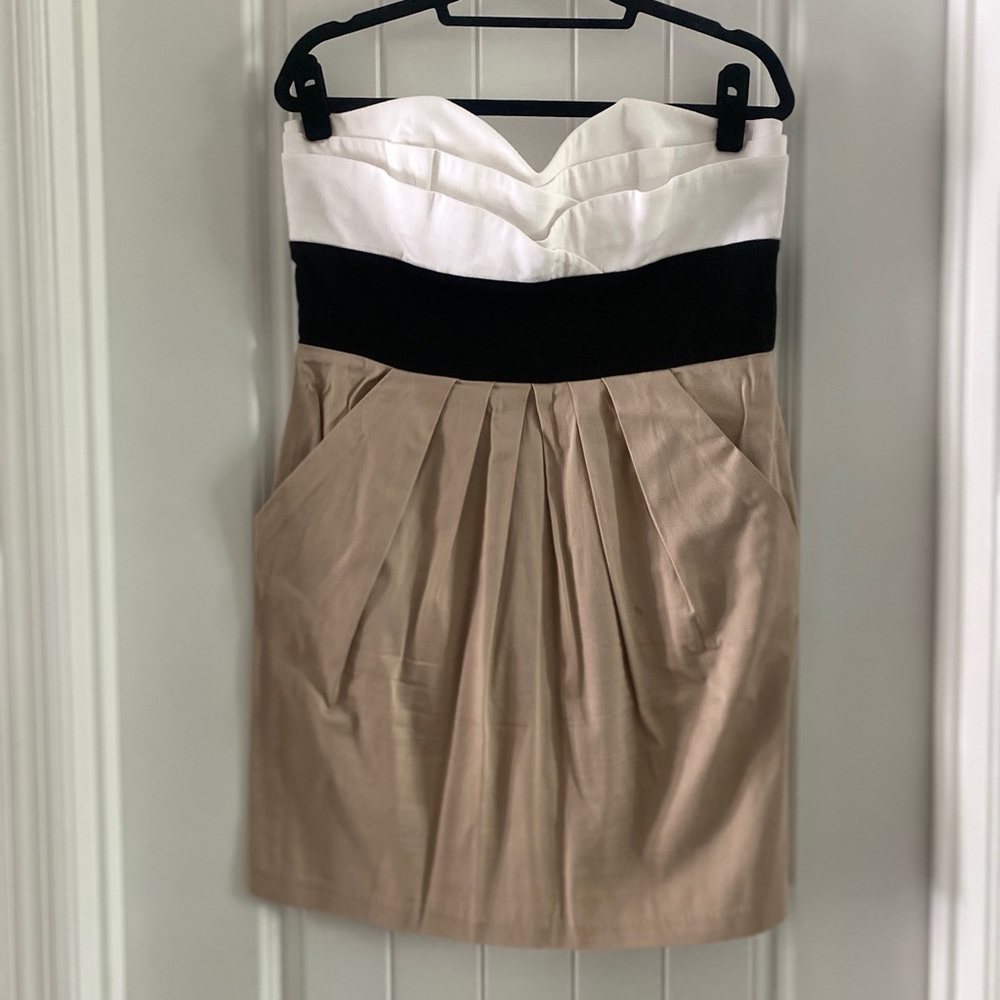 B. Smart sleeveless pocketed dress Size 16